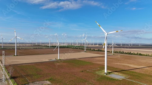 Panorama Luftaufnahme eines großen Windparks bei tierstehender Sonne in herbstlicher Landschaft. Symbol für erneuerbare Energie