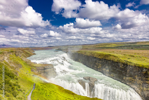 Wunderschöne Gullfoss Wasserfall in Island / Wasserfall mit Regenbogen