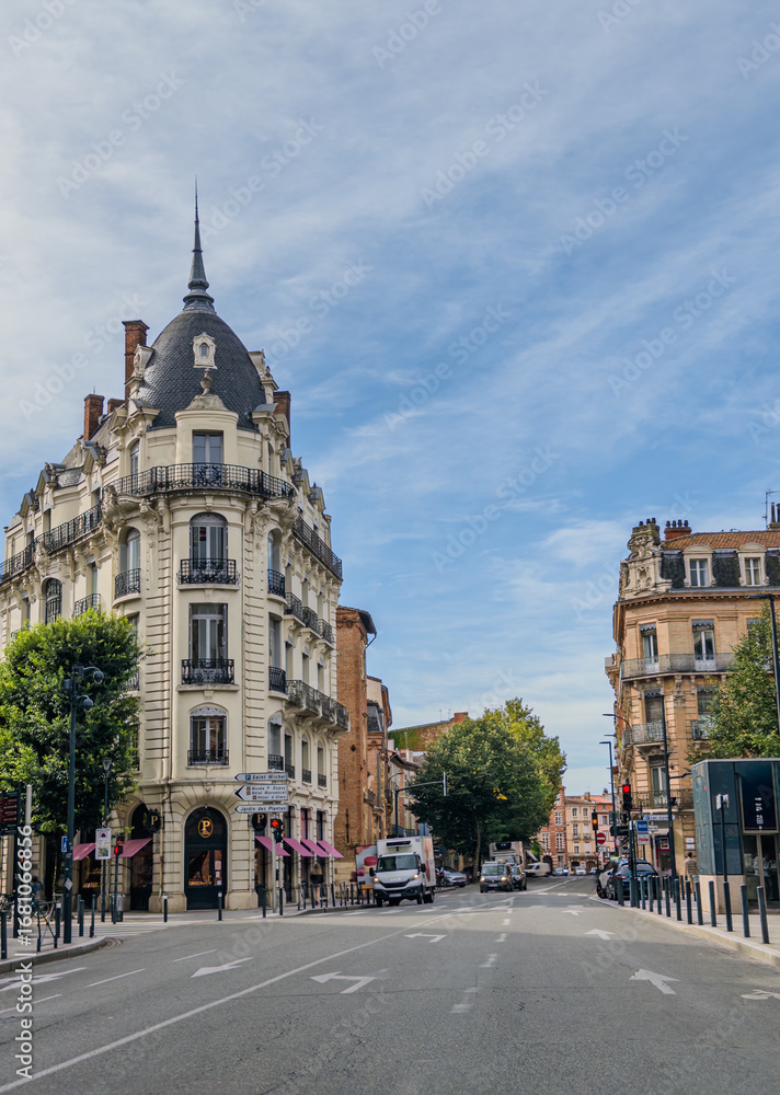 Obraz premium Toulouse - Immeuble haussmannien au Carrefour des Carmes avec des arbres et des voitures