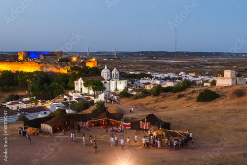 Fényképezés A medieval-themed encampment is set up near the Castro Marim fortress as locals and tourists gather in the fading light