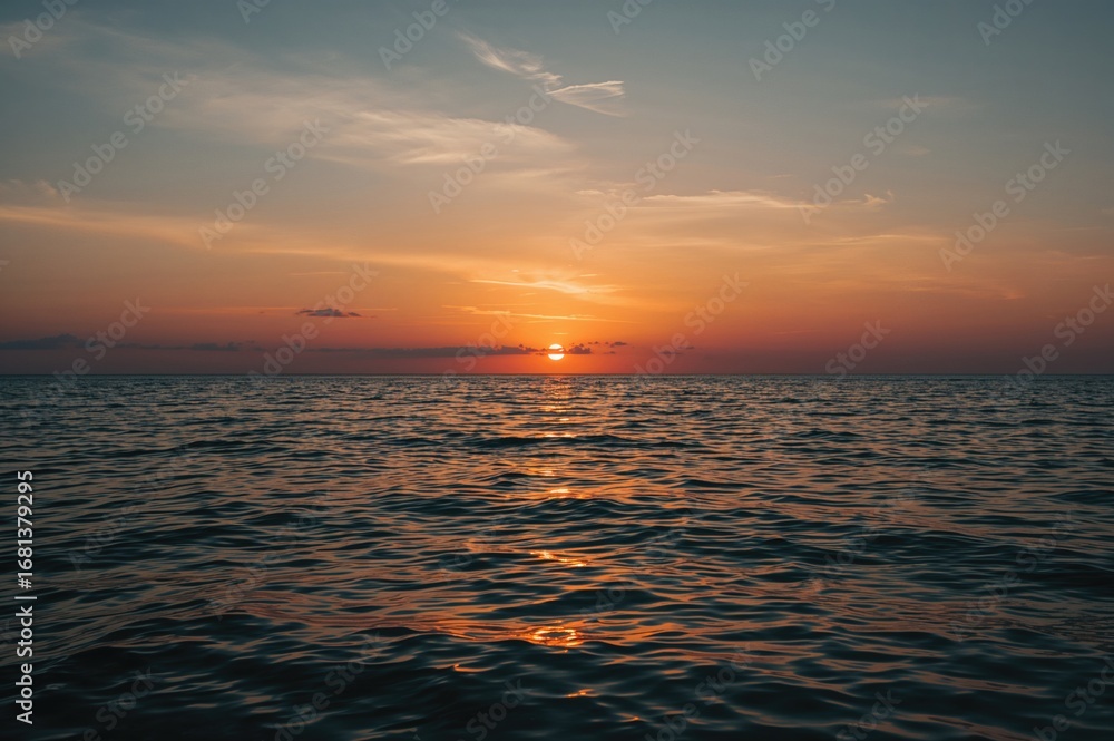 Obraz premium Sunset Over the Sea