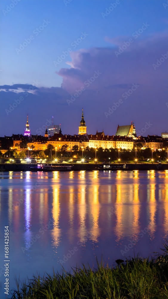 Obraz premium City skyline at twilight reflected on river (1)