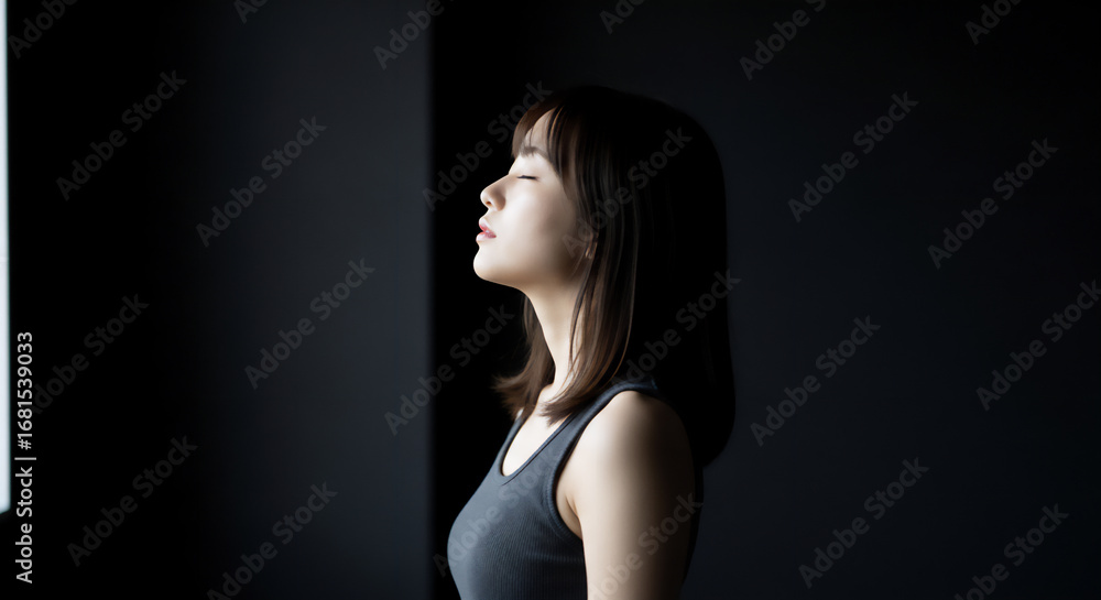 Fototapeta premium モノトーン背景で佇む女性のポートレート