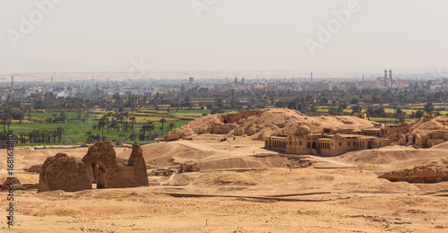Foto Archaeological site near the Temple of Hatshepsut in Deir el Bahri excavations o