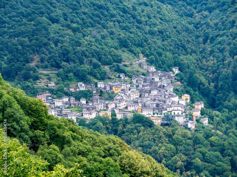 Obraz premium Valli del Verbano (Italia - Svizzera), Lago Maggiore, Cannobbio, Centrovalli, Locarno, Gambarogno, Val Veddasca