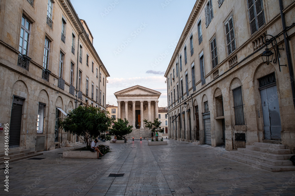 Naklejka premium Paseando por Nimes, Francia