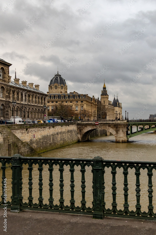 Naklejka premium Conciergerie and Seine River in Paris 