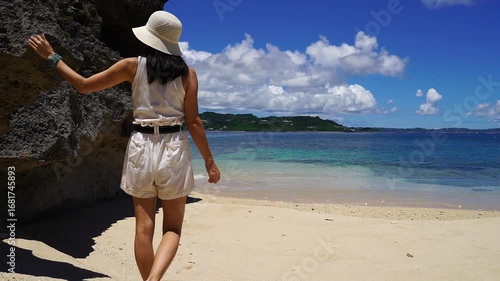 海辺で遊ぶ女性