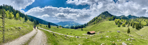 Wanderer auf einem Weg im Arzmoos, Sudelfeld, Mangfallgebirge, Alpen, Bayern, Deutschland