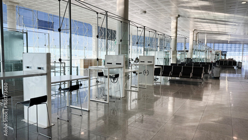 Φωτογραφία Silent modern airport terminal, echoing solitude, vast expanse, embracing aviati