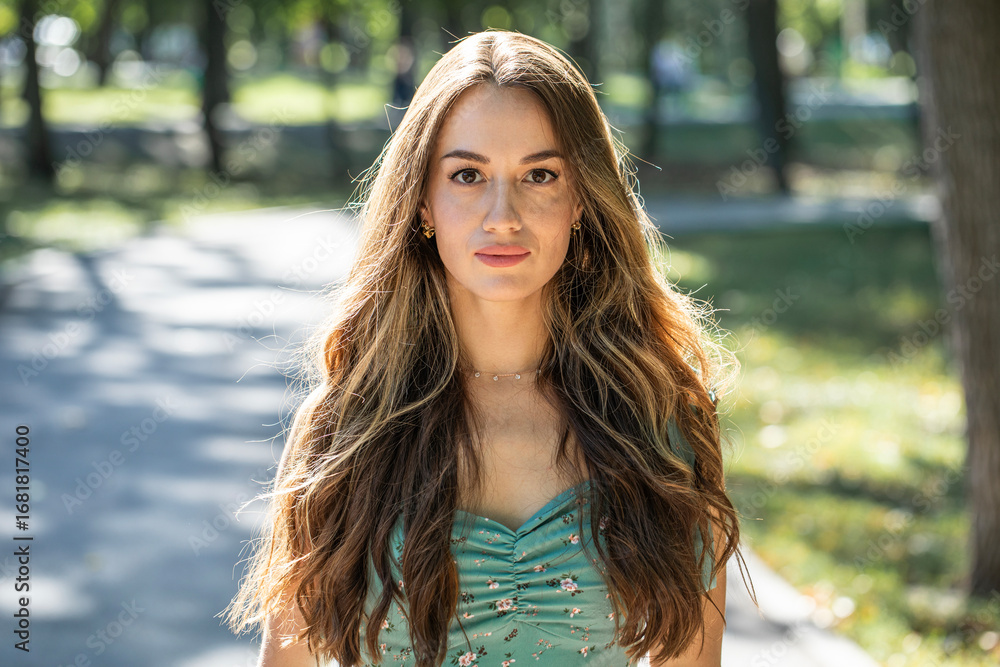 Naklejka premium Close up portrait of a young attractive brown-haired woman