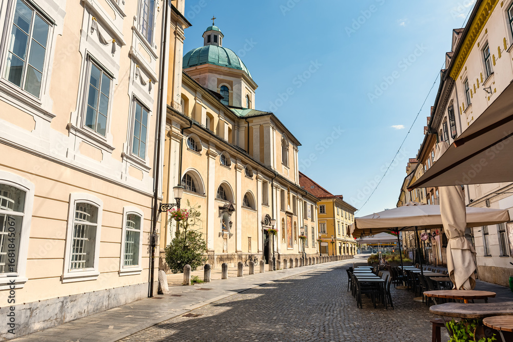 Fototapeta premium Street in the historic center where St. Nicholas Cathedral is located in Ljubljana, Slovenia.