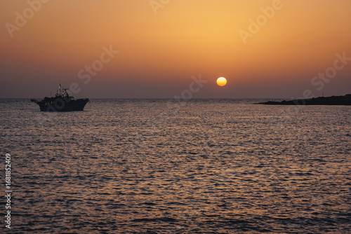 Fotografía Fishing boat in Coral Bay resort in Pegeia city, Cyprus island country