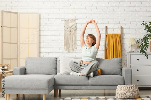 Beautiful young woman stret...