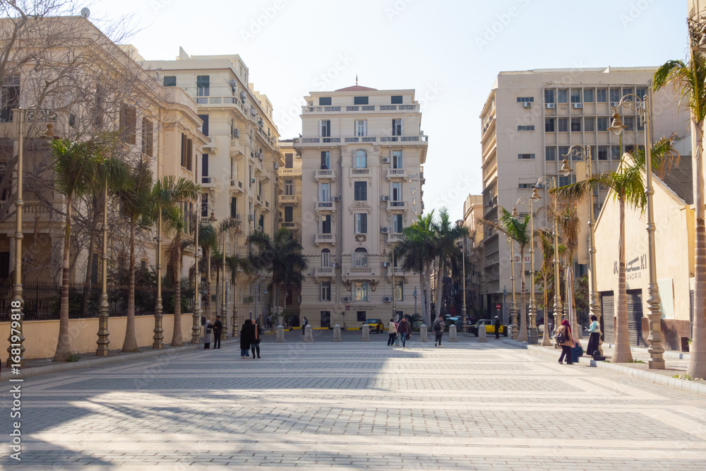 Obraz premium A general shot of a classic European-style plaza in Alexandria, capturing the blend of history and daily life under the Mediterranean sun