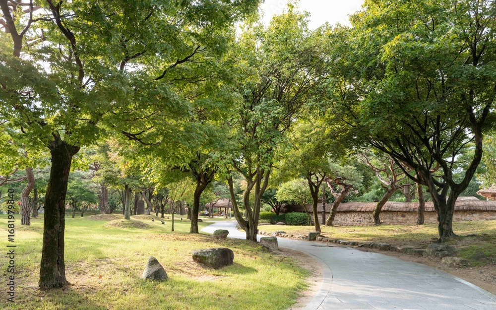 Fototapeta premium 한가로운 무더운 여름 날 남원 광한루 정원