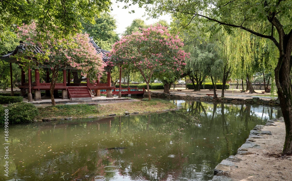 Fototapeta premium 비가 내리는 흐린 날 빗줄기 사이로 보는 남원 광한루 풍경