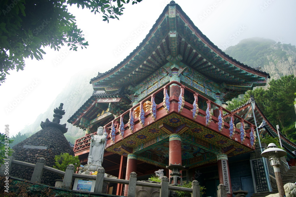 Fototapeta premium Painted Pavilion at Bomunsa