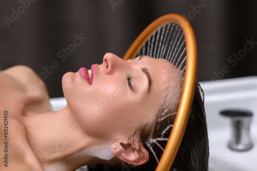 Cuadro en lienzo Water ring therapy during Japanese head spa
