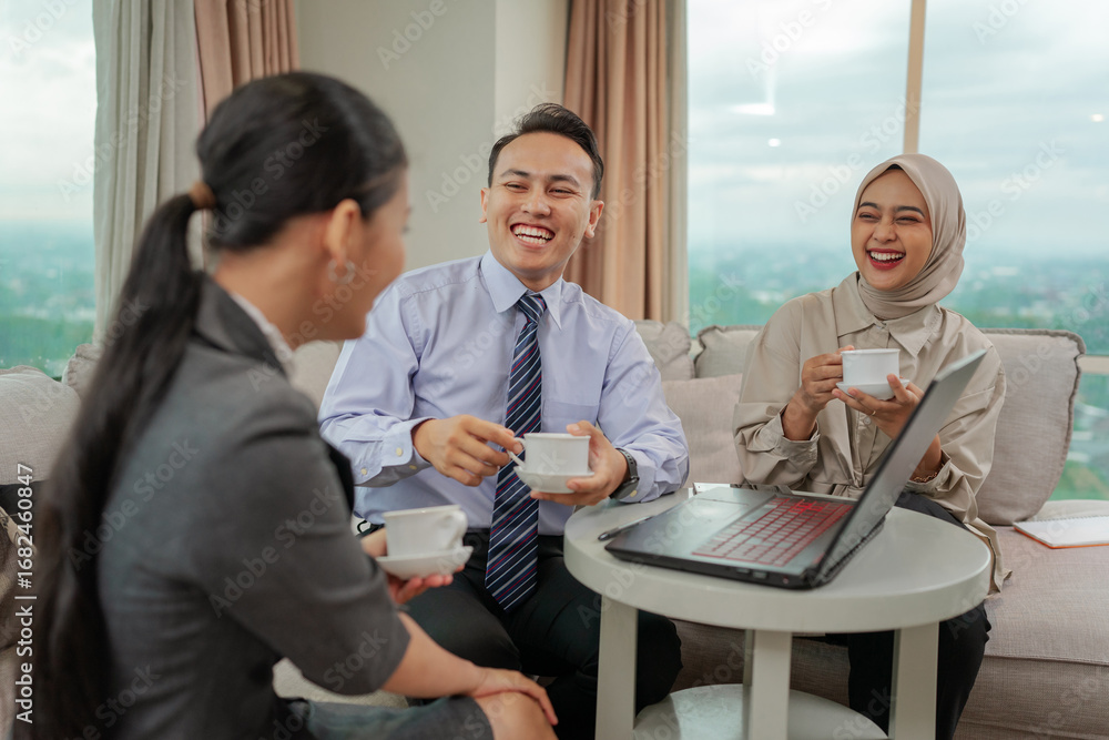 Fototapeta premium A diverse group of dedicated professionals sharing ideas in a modern office setting