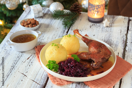 Entenkeule mit Rotkohl und Klößen
