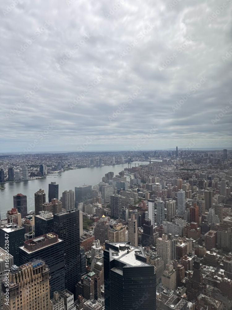 Obraz premium Aerial view of east river of Manhattan skyscrapers