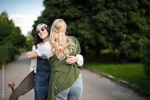 Foto Friends joyfully reunite in a sunlit park during a warm afternoon