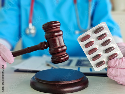 Obraz na plátně Legal and medical themes intersect with gavel and pill pack
