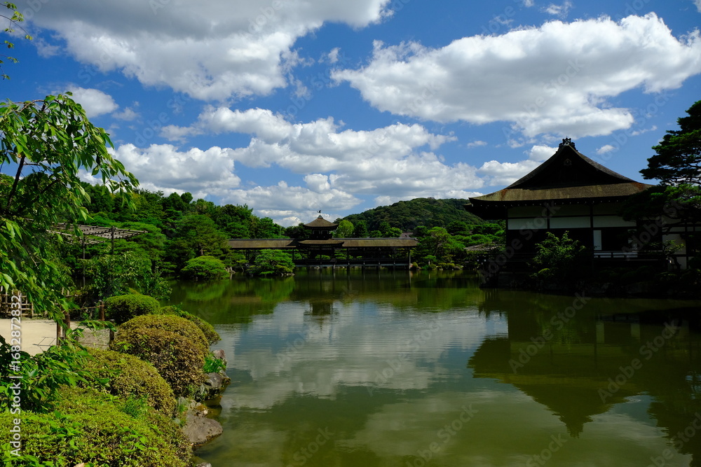 Fototapeta premium 日本、京都、平安神宮、神社、庭園、文化財、木造建築、古代建築、日本文化、歷史名勝、文化財、木、綠色、青空、写真素材