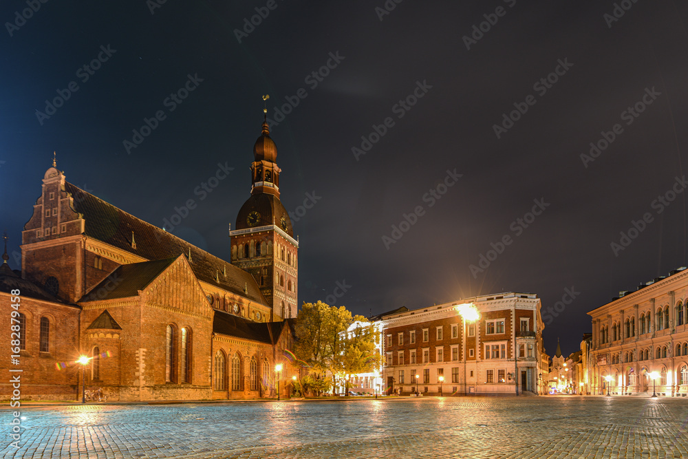 Fototapeta premium night view of old riga
