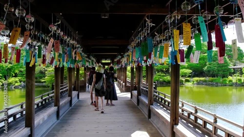 Wallpaper Mural 日本、京都、風鈴、平安神宮、神社、庭園、文化財、木造建築、古代建築、日本文化、歷史名勝、文化財、木、綠色、青空、写真素材 Torontodigital.ca