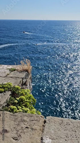 Sulla cima del castello di sotto c'è il mare mediterraneo