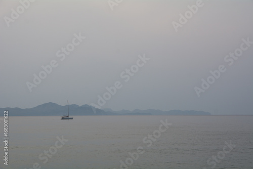 velero en la costa de mallorca