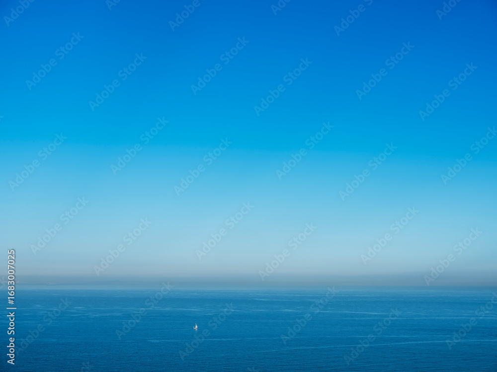 Obraz premium lonely sailing boat in channel near dover on early foggy morning
