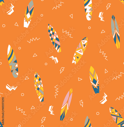 patrón de tablas de surf con diseños geométricos sobre fondo naranja