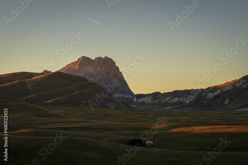 Foto Tramonto a Campo Imperatore con Gran Sasso