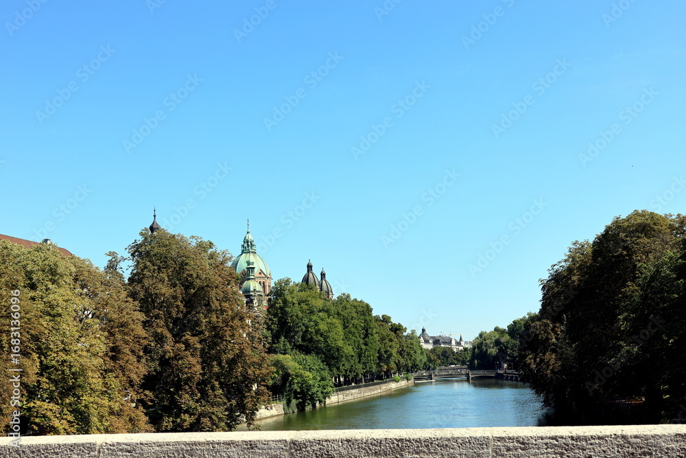 Fototapeta premium Die Isar durch München im Sommer