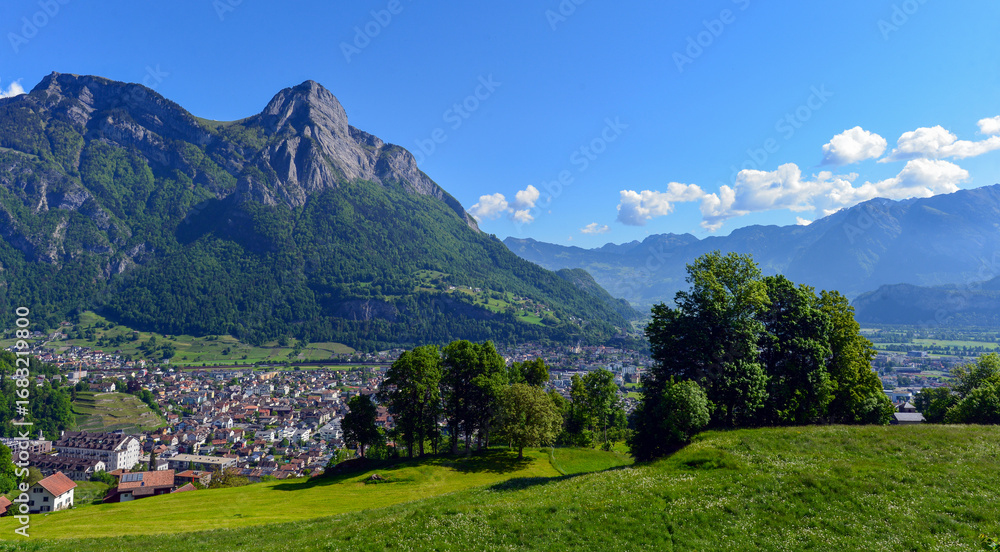 Fototapeta premium Mels und Sargans im Seeztal im Schweizer Kanton St. Gallen