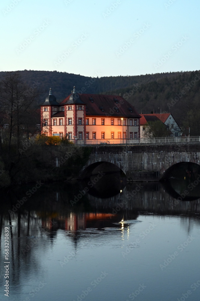 Fototapeta premium Brücke und Huttenschloss in Gemünden am Main