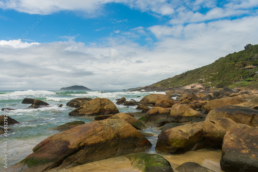 Fototapeta premium A view of Praia do Saquinho in Florianopolis island, Brazil