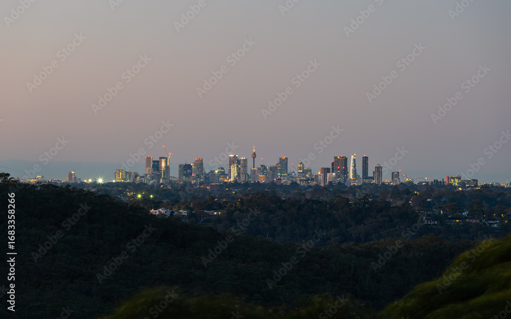 Obraz premium Beautiful Sydney skyline view at dawn.