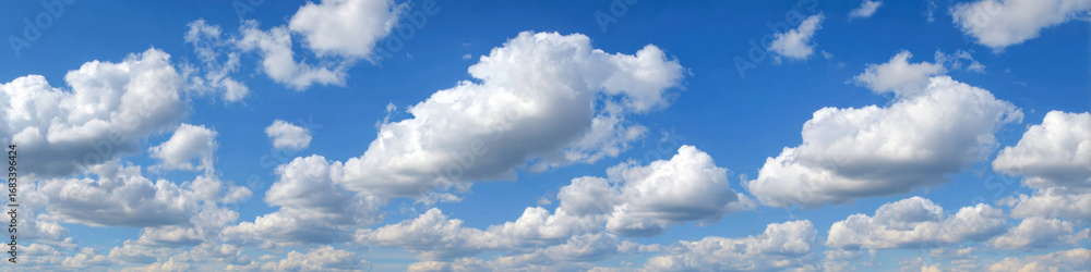 Naklejka premium Cloudscape above a tranquil landscape during a peaceful afternoon