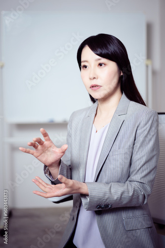 ホワイトボードの前でインタビューに応える女性3