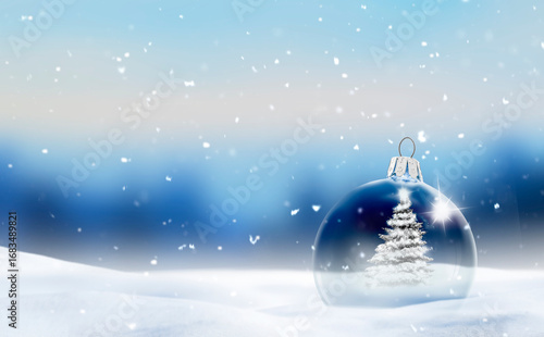 Weihnachtsmotiv mit einer Gläsernen Weihnachtskugel im Schnee