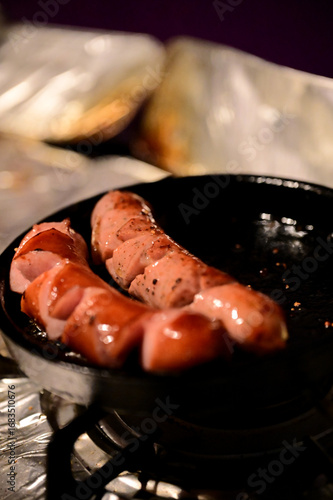 鉄のフライパンで焼くソーセージ5