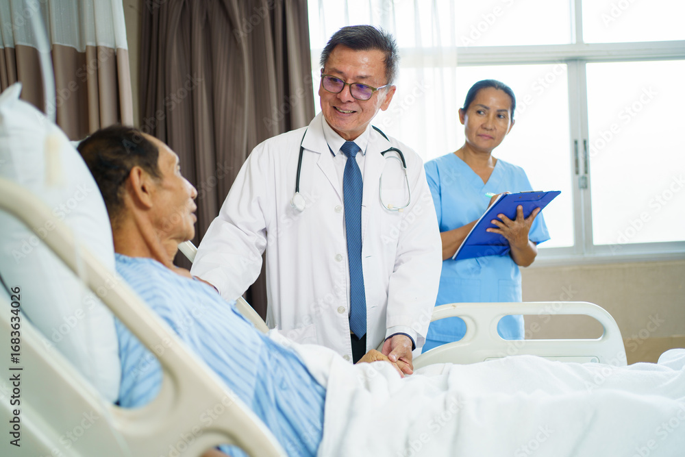 Obraz premium Doctor and nurse visiting elderly patient in recovery room with care.