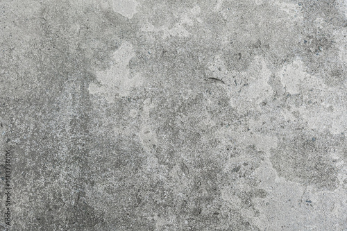 Superficie de concreto gris con textura rugosa y manchas de desgaste