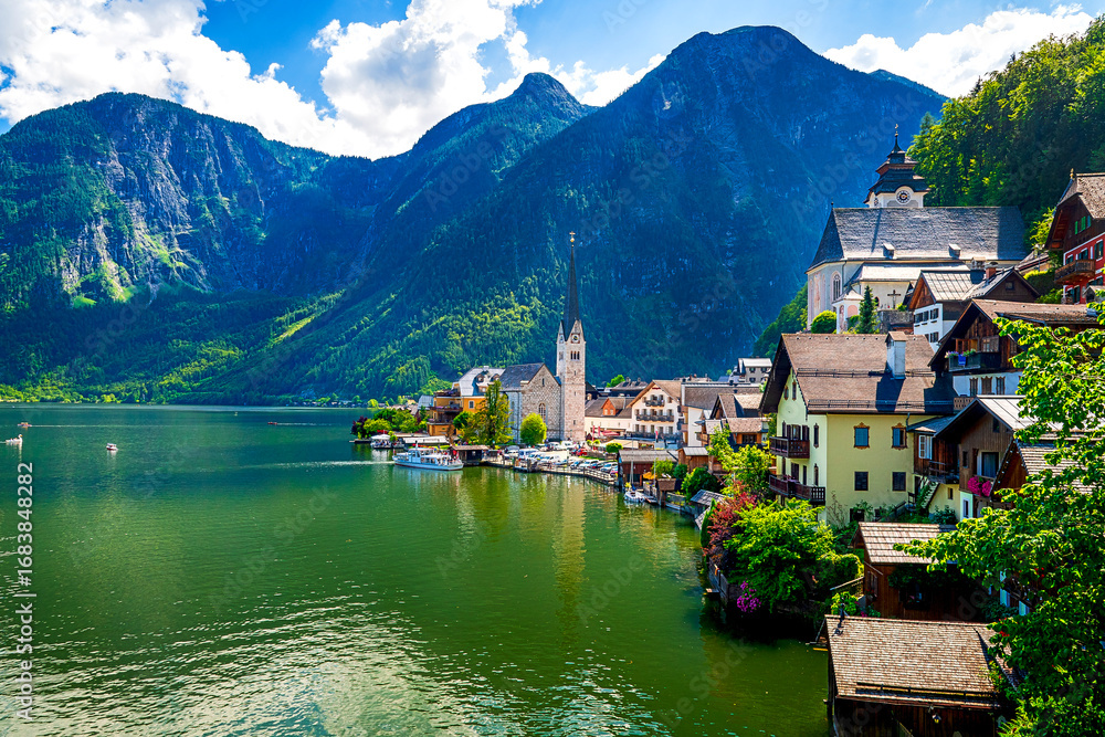 Fototapeta premium Famous alpine village Hallstatt on Lake Hallstatt in the Austrian Alps
