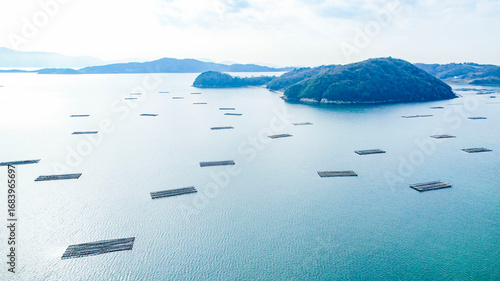 Bild auf Leinwand ドローン空撮による冬の瀬戸内海の牡蠣漁風景多島美（岡山県）/Oyster rafts in Seto Inland Sea, Okayama, Japan