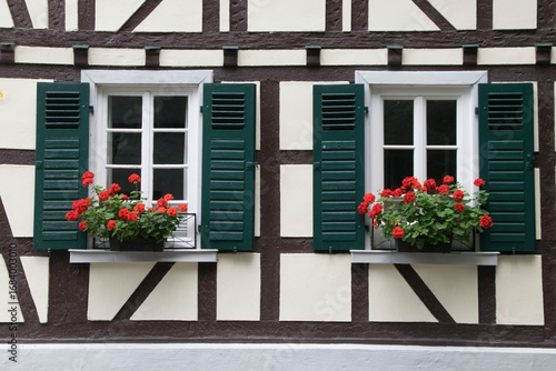 Fenster in Fachwerkhaus mit Blumenschmuck